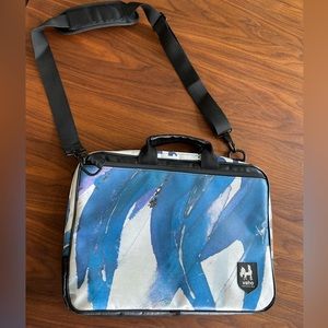 Vaho Messenger Bag - Made From Recycled Billboard Vinyl